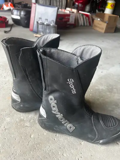 I am selling a pair of Daytona Sports black motorcycle boots, size EU42. These boots are made with a...