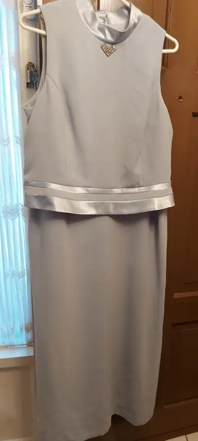 Like New- Elegant Silverish Grey w satin accent. Prom wedding, View more