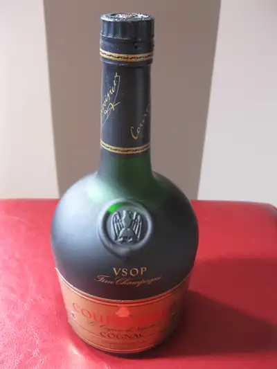 VSOP Fine Champagne Cognac 750ml / 40% des années 1970 dans sa boite.Etiquette vintage '' Le Cognac...