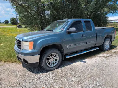 4.8L V8, 2WD SLE trim – power options, cruise, tow package Only 194,000 km Clean Carfax Full service...