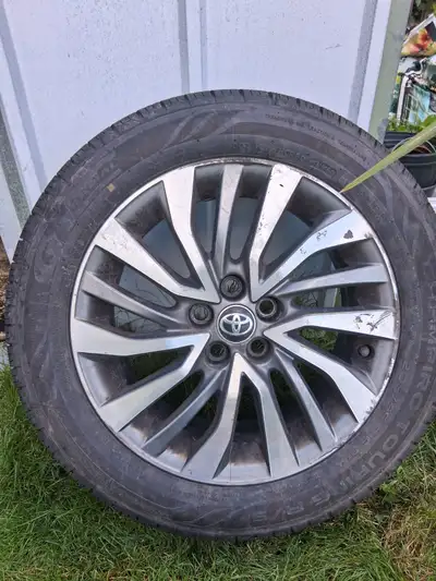 4 pneus d'ete ( usure 30%) avec les jantes toyota corolla original 205/55/R16 . + 2 pneus d'hiver ne...