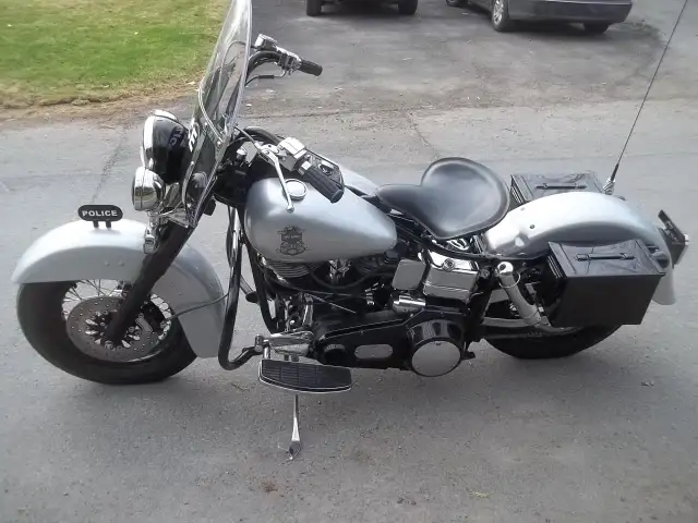 HARLEY DAVIDSON FLH 1980 CUSTOM POLICE in Street, Cruisers & Choppers in City of Montréal - Image 2