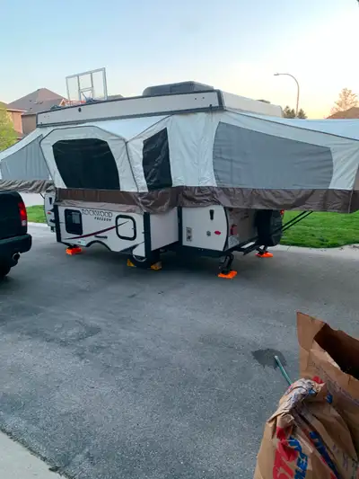 Fully loaded popup camper with all the extras: AC, toilet/shower, couch, huge pull out dinette, wifi...