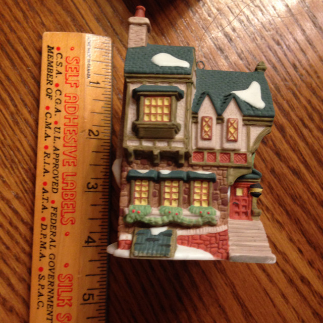 DEPARTMENT 56 - DICKENS VILLAGE ORNAMENT - THE PIED BULL INN in Arts & Collectibles in Markham / York Region - Image 3