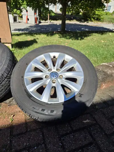 Cooper tires with alloy Rims 215 / 60 / R16.