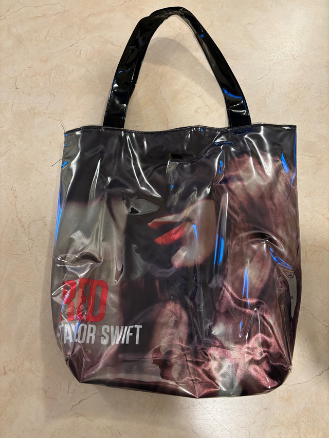 Taylor swift limited edition vinyl tote bag from red tour VIP sw in Arts & Collectibles in Thunder Bay - Image 2