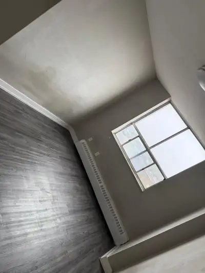 A comfortable room is available for rent in a conveniently located apartment, ideal for a single occ...