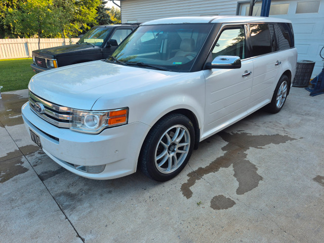 2011 Ford Flex EcoBoost twin turbo, AWD, loaded, good shape in Cars & Trucks in Lethbridge - Image 3