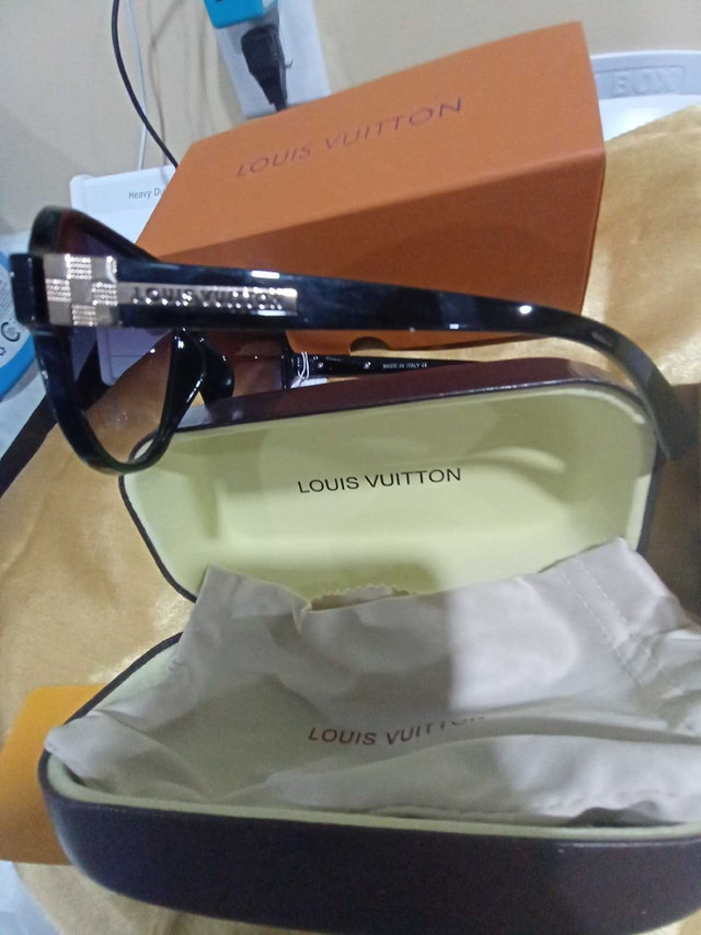  Louis Vuitton sunglasses in box nwt dans Art et objets de collection  à Ville de Montréal - Image 2