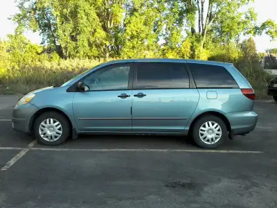 Toyota Sienna CE 2005 3,3 litre 6 cylindres, 150 000km, en ce moment sur rim avec pneus d'hiver et v...