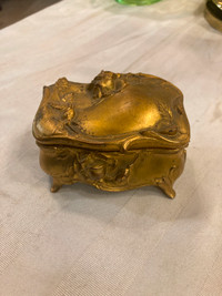 Écrin coffre boite bijoux victorienne métal doré régule antique