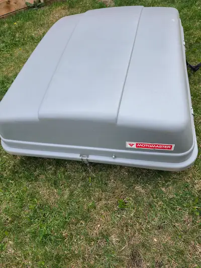 Used Motomaster roof box for sale. 2 new straps. 2 locks with 2 keys.