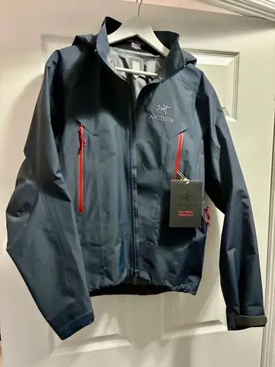 This is a very clean Beta AR Gortex Pro jacket in Admiral colour way. Size Small.