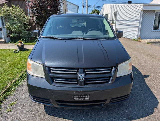 Dodge Grand Caravan 2010 stow and go — photo 4