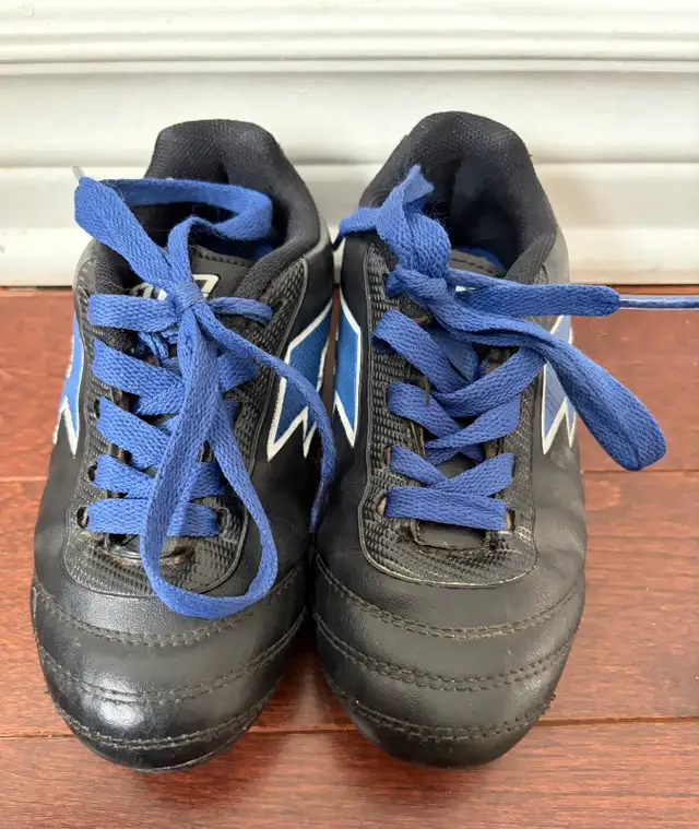 Soccer shoes - kids size 11 in Soccer in Ottawa - Image 3
