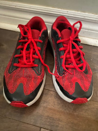 Size 5 youth under armor sneakers 
