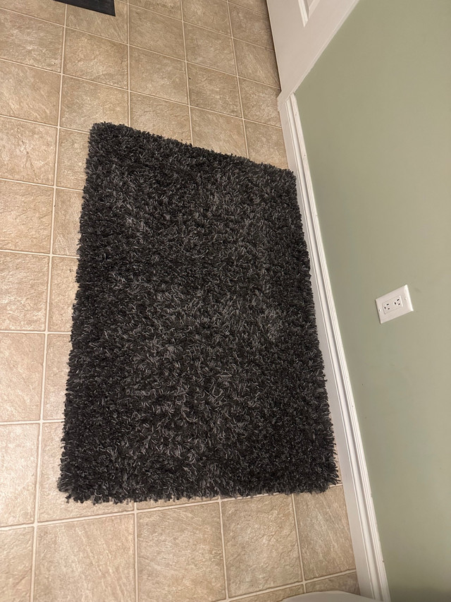 Small rug  in Rugs, Carpets & Runners in Calgary