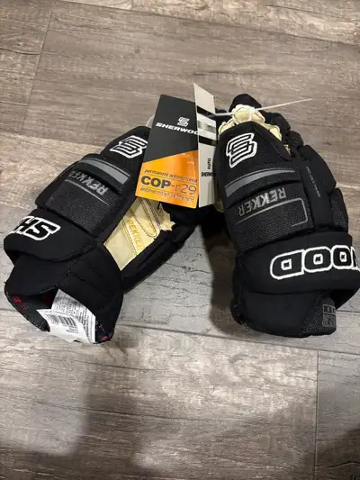 Brand New Elite Sherwood Rekker 1 Junior Gloves Size 10, View more