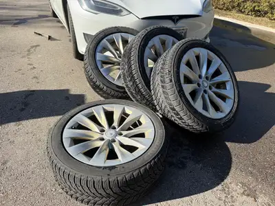 Complete OEM Tesla Model S winter wheel and tire package 19" Silver Slipstream Michelin X-Ice - 4 OE...