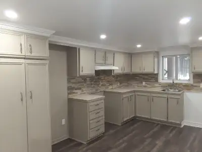 Spacieux appartement 3 1/2 propre et tranquille au bas d'un triplex, propriétaire occupant, avec ent...