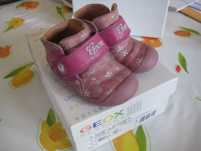 Chaussures pour bébé Geox 4 US / 19 EU dans Vêtements - 12 à 18 mois  à Ville de Québec