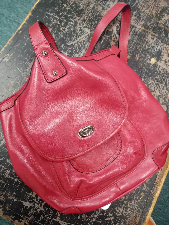 Danier Red Leather Purse in Women's - Bags & Wallets in Barrie - Image 2