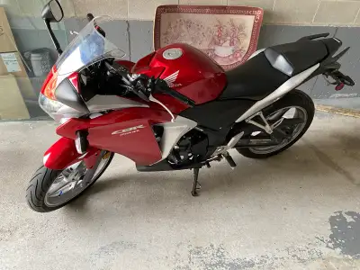 Selling my 2011 Honda CBR 250R in amazing condition. Excellent beginner friendly sports bike that’s...