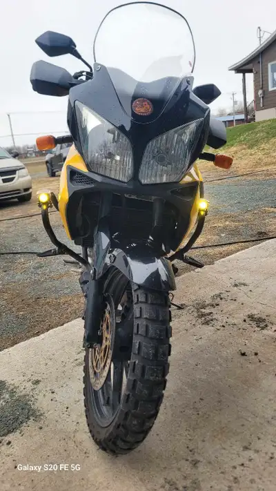 Suzuki V-Strom 1000 2003 2900$ (Baissé à 2200$) Pare-brise plus long Siège rembourré Riser de Guidon...