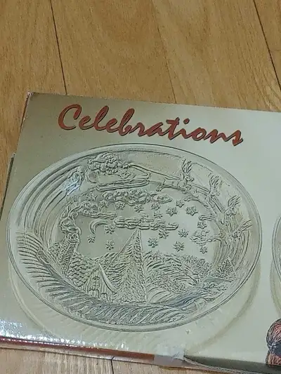 New Christmass theme glass plates. Comes with 2 glass plates with christmass designs