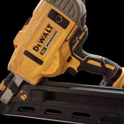 I'm selling a Dewalt 20V MAX Cordless Framing Nailer, model DCN692, which is perfect for a variety o...