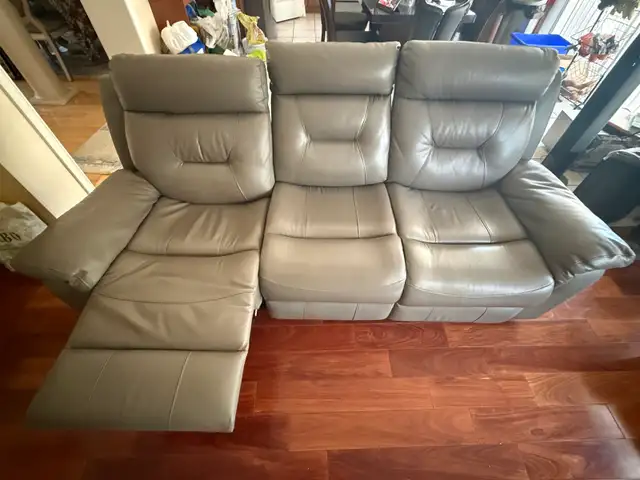 Leather Reclining Sofa Set in Multi-item in Mississauga / Peel Region - Image 4