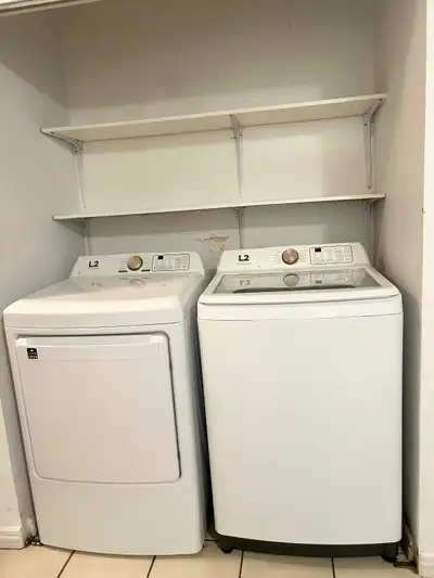 Grande capacité laveuse &sécheuse qui fonctionne très bien et propre. Prix:500$ pour machine á laver...