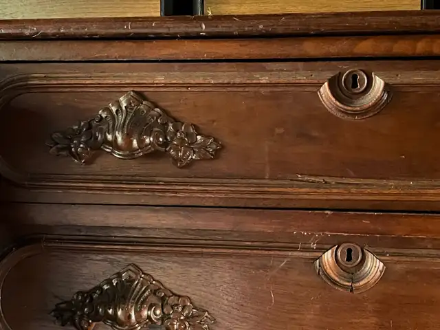 Antique Walnut Victorian Chest of Drawers Moustache Pulls in Arts & Collectibles in City of Toronto - Image 6
