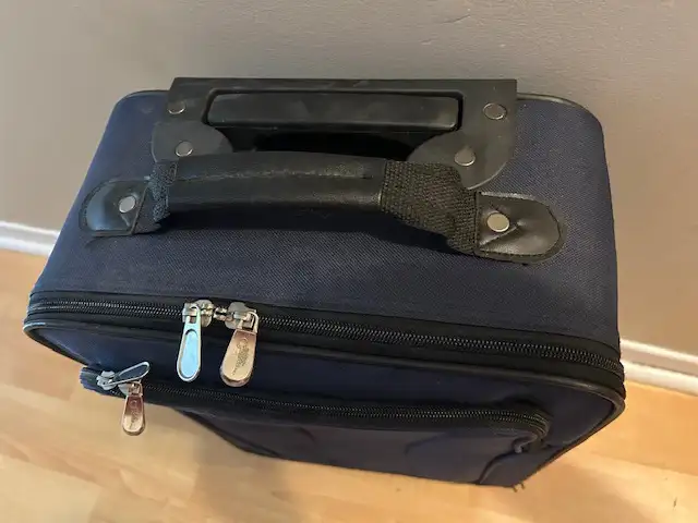 Carry on luggage suitcase $30, navy22” x 13.5” x 6.5” + more in Bags & Luggage in City of Toronto - Image 6