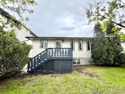Bright & Extremely Clean 2 Bedroom Main Floor unit in Bowness!!