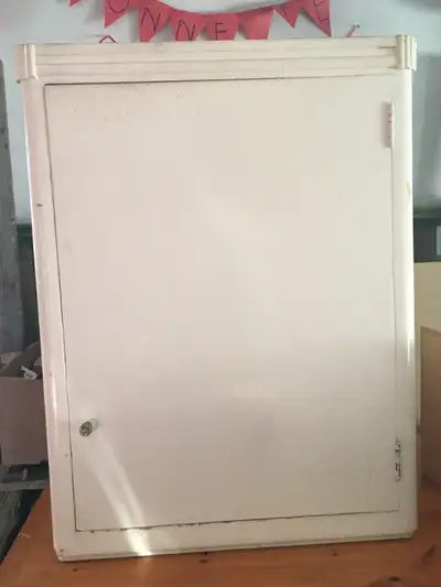 Armoire antique largeur 27 1/2pc hauteur 37 pc profondeur 12 1/2 pc