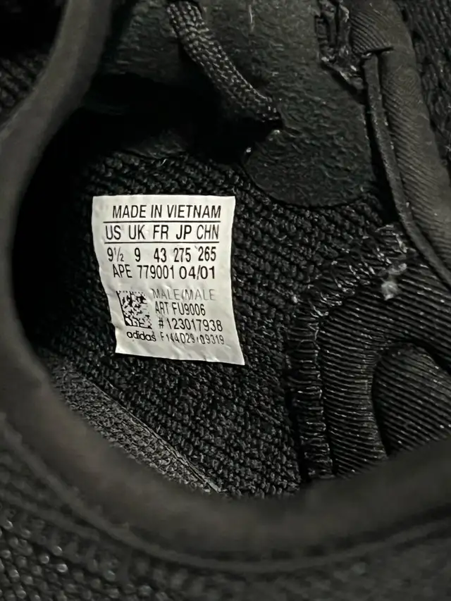 ADIDAS YEEZY BOOST 350 V2ONYX Sz 9,5 Man in Men's Shoes in Cape Breton - Image 11