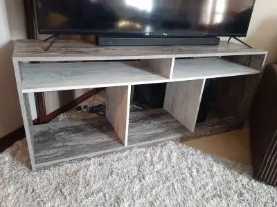 Je vends un meuble de télévision à la fois robuste, moderne et très propre. Idéal pour le salon, une...
