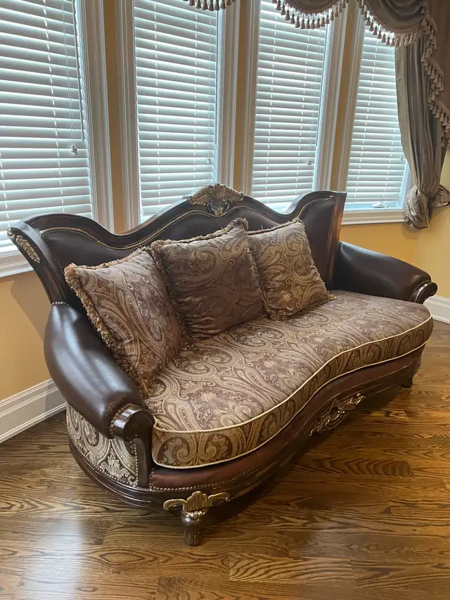 Elegant Vintage Living Room Set – Sofa, Loveseat, Armchair in Couches & Futons in Markham / York Region - Image 6