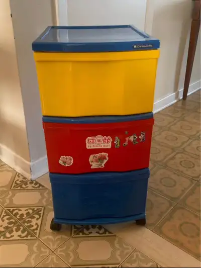 Rangement pour enfants en très propre.