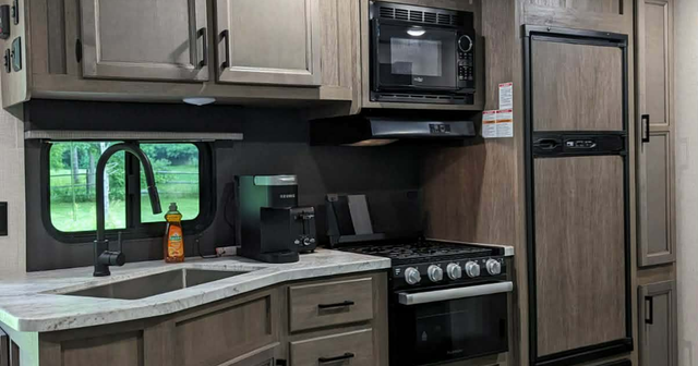 RV rental, trailer services, dump trailer, vehicle float in Ontario in Canada - Image 7