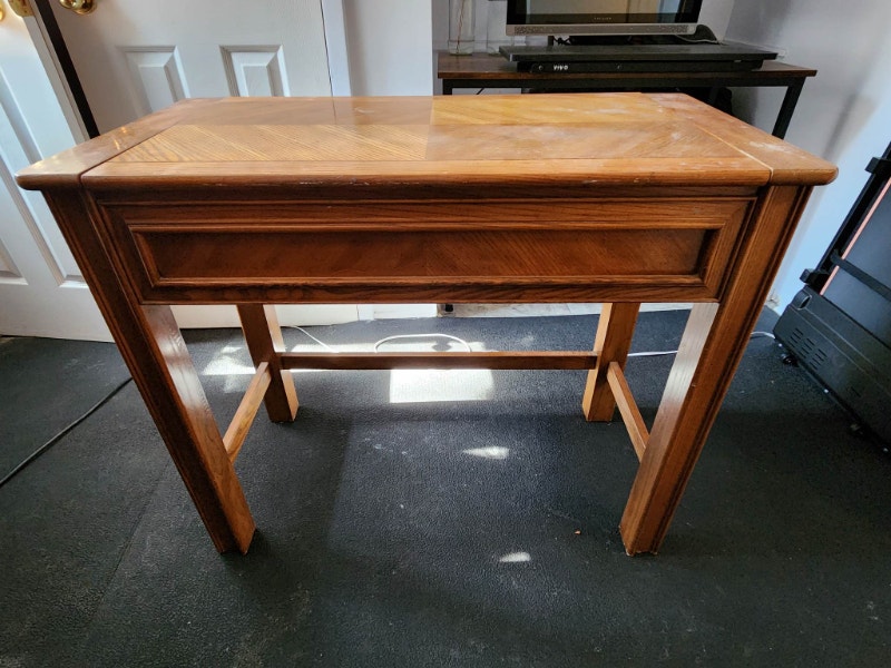 Desk with Lid and Pneumatic Lift Desks Ottawa Kijiji