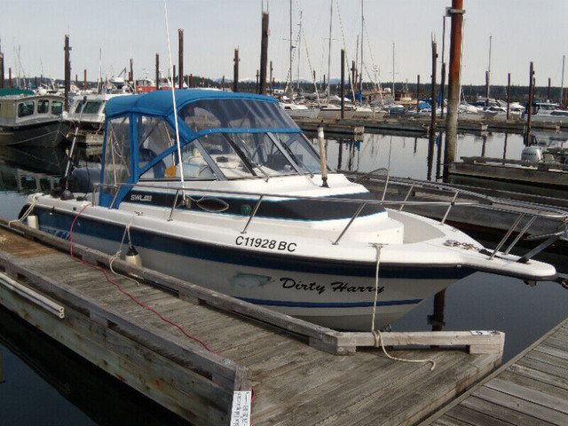 23' Walk-Around Covered Sport Fishing Boat in Powerboats & Motorboats in Campbell River