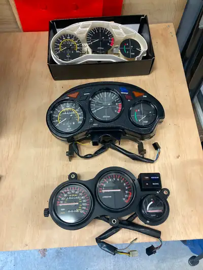 RZ350 parts (Je parle aussi français) Clusters: Top cluster on photo: 83-84. Damaged, for parts or r...