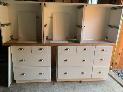comptoir et armoires avec portes 15 et 30 pouces valeur de 2000$