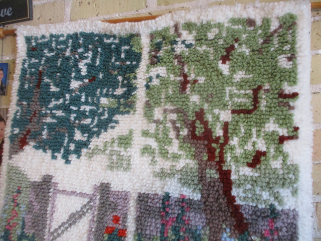 1970s HOOKED RUG WALL HANGING $20. CABIN COTTAGE VINTAGE DECOR in Home Décor & Accents in Winnipeg - Image 2