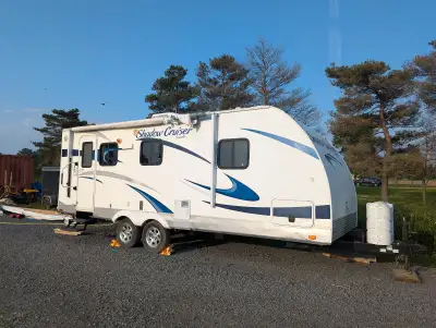 $9,900 OBO Affordable, lightweight (4210 lbs dry), and ready for summer fun! This well-kept 25’ trai...