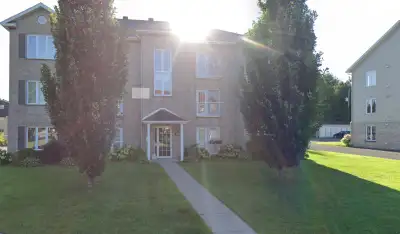 Deux stationnements extérieurs dans un immeuble de six logements, plus de 1200 pieds carrés habitabl...