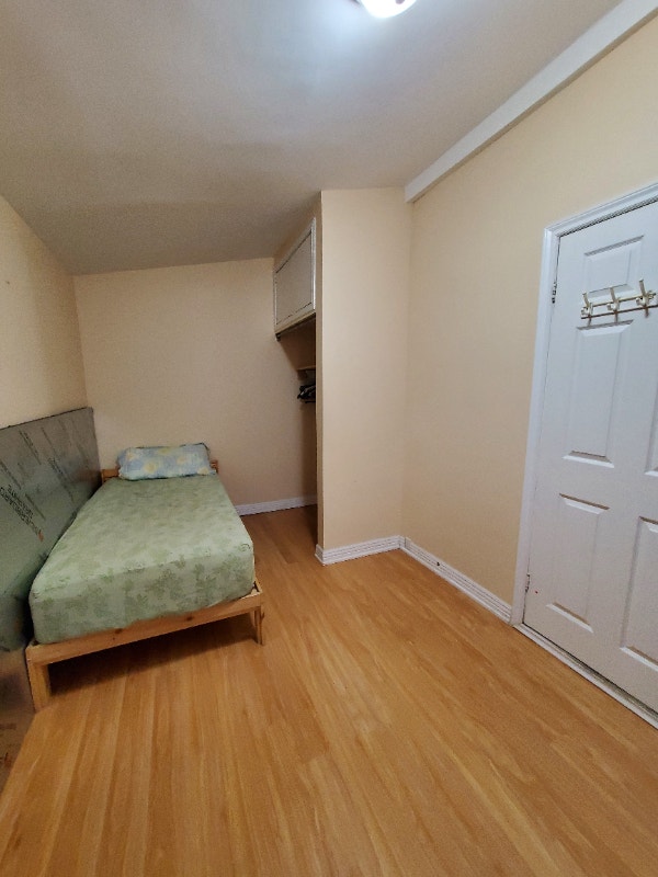 2 Rooms Available. Bathurst & Dundas St W. Downtown Toronto Room