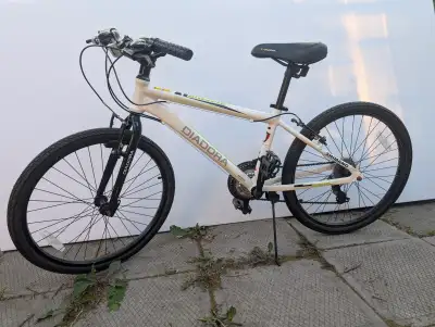 21 vitesses, Shimano. Pour enfant 8-12 ans. Béquille